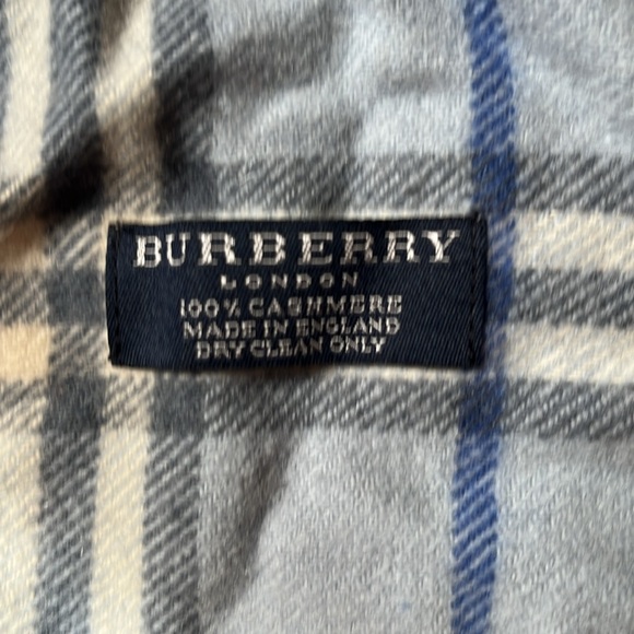 100% authentic Burberry Cashmere Scarf. - Picture 3 of 3